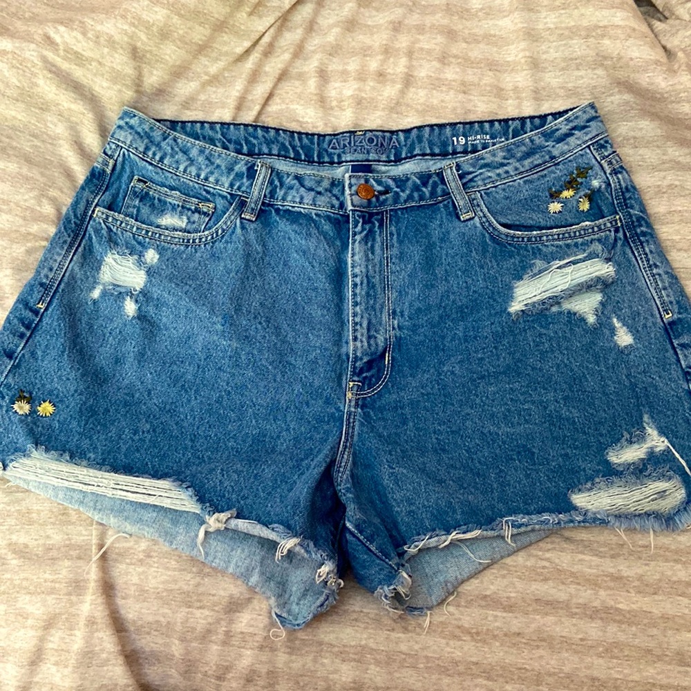 Arizona High rise ripped Jean shorts size 19